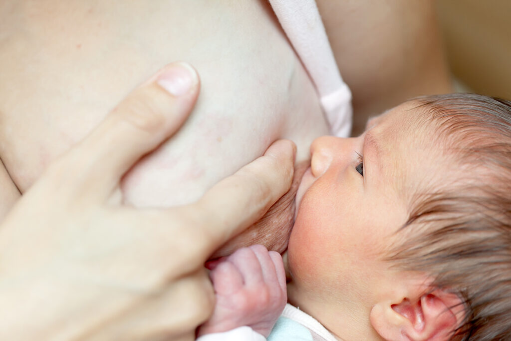 Read more about the article A importância do contato mamãe e bebê no pós-parto