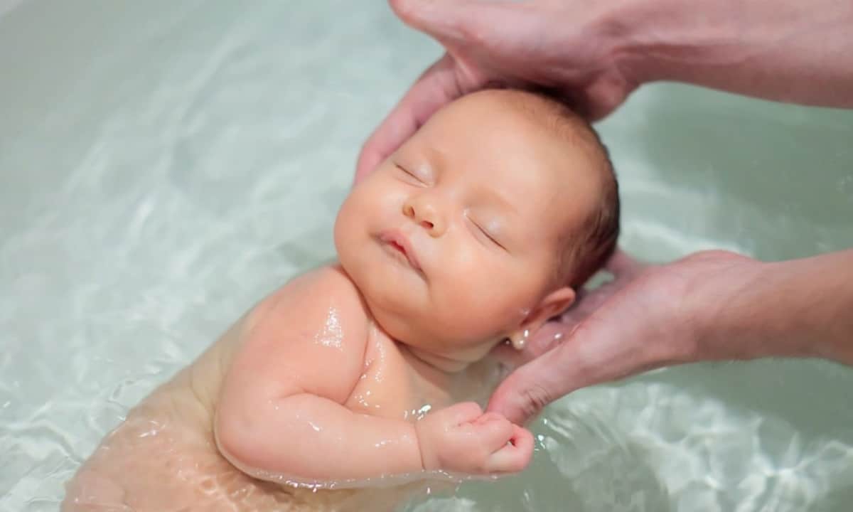 Read more about the article Hora do banho: como deixar o bebê mais calmo e relaxado