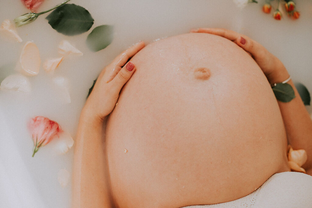 o que causa o descolamento da placenta