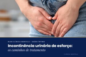Mulher de calça jeans com as mãos sobre o baixo ventre, capa do artigo sobre incontinência urinária de esforço